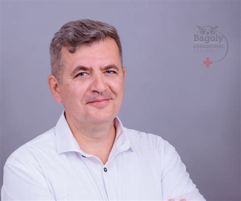 Gyermek ortopéd orvos vizsgálatot végez