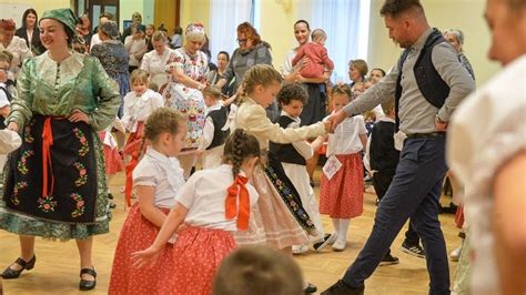Fiatalok táncolnak magyar népviseletben