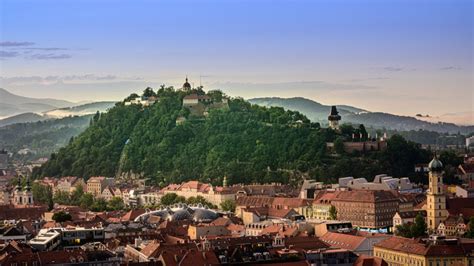 Graz látképe a hegyekkel a háttérben