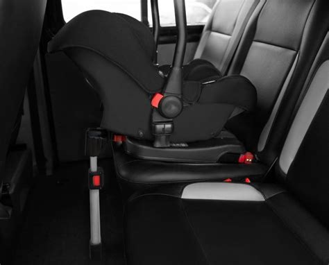 ISOFIX rögzítési rendszer illusztrációja az autóban