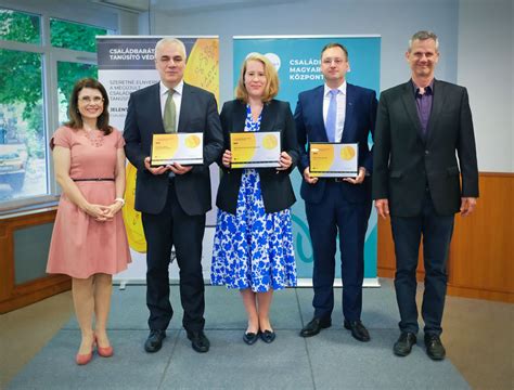 Családbarát múzeumi környezet illusztrációja