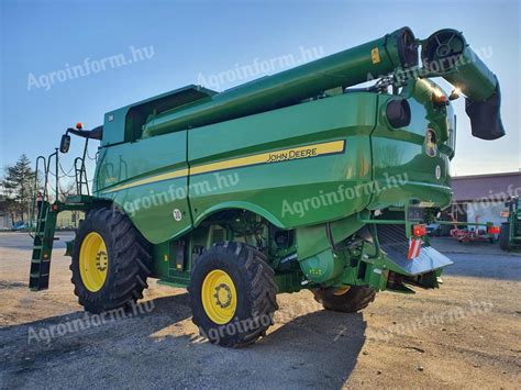 John Deere kombájn betakarítás közben