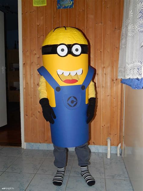 Kisfiú minyon jelmezben, kartonszemüveggel