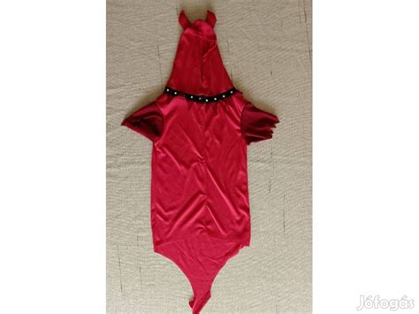 Aranyos arcfestéssel kiegészített jelmez