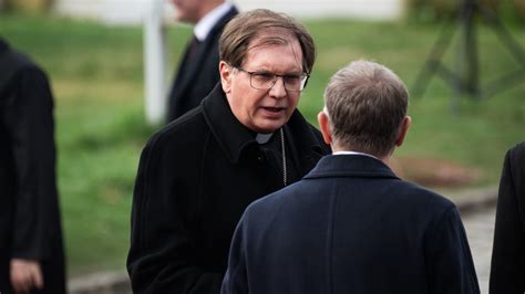 Az Egyház jövőjét szimbolizáló kép, amely mély gyökerekkel rendelkező, tiszta hitű embereket ábrázol