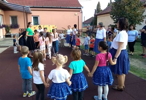 gyermekek népi játékokkal