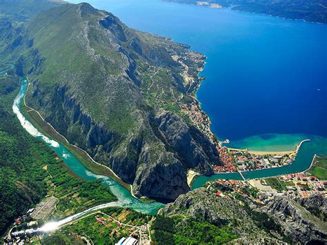 Omiš látképe, a Cetina folyó torkolata és a hegyek