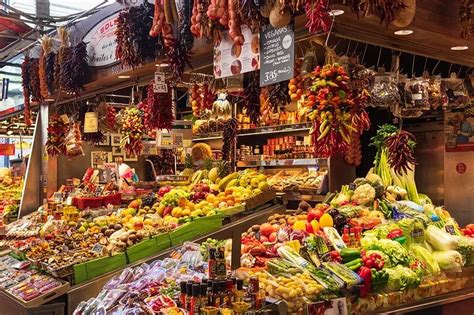 Omiši piac látképe friss zöldségekkel és gyümölcsökkel