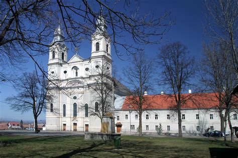 Csíksomlyói kegytemplom és kolostor látképe