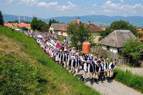Zarándokok a csíksomlyói nyeregben