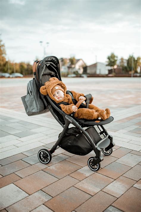 Gyermek kényelmesen fekszik a Lionelo Julie One babakocsiban