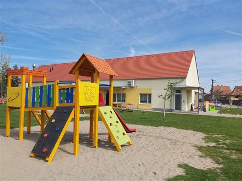 Wekerletelepi óvoda épülete és zöld udvara