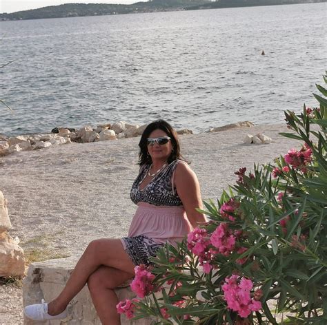 Linda, a főhősnő idegösszeomlás szélén, kislányával egy szakemberrel beszélget. Háttérben egy vízzel elárasztott lakás.