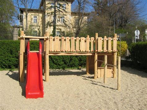 Két tornyos játszóvár csőalagúttal és csúszdákkal