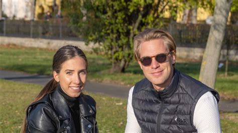 Kismama hastáncol, pocakját gyengéden ringatva