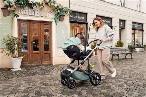 Britax-Römer Holiday babakocsi összecsukva és kinyitva, méretekkel