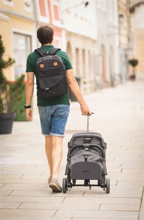 Sportbabakocsival futó szülő gyermekével