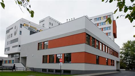 Aggódó szülő egy csecsemő mellett