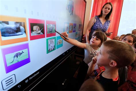 Gyerekek játszanak interaktív digitális táblán
