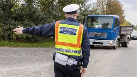 Tehergépkocsi sofőr egy pihenőhelyen