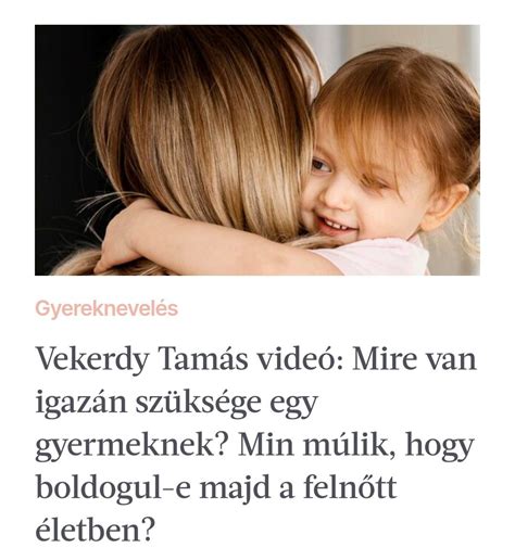 Egy szülő gyümölcsöt kínál egy gyermeknek