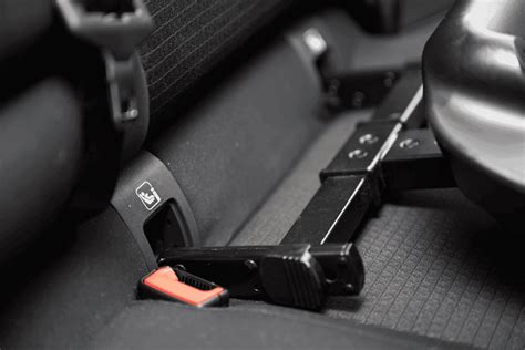 Az Isofix csatlakozási pontok elhelyezkedése az autóban