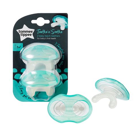 Tommee Tippee Teethe 'n' soothe rágóka használat közben