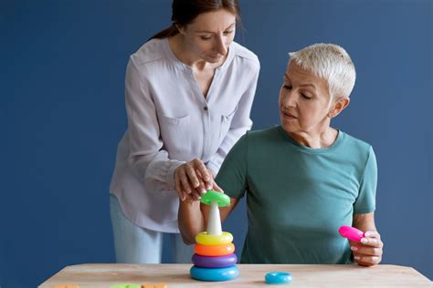 Bobath terápiás foglalkozás, terapeuta gyermekkel dolgozik mozgásfejlesztésen