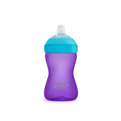 Gyermek, aki könnyedén fogja a Philips Avent My Grippy itatópoharat