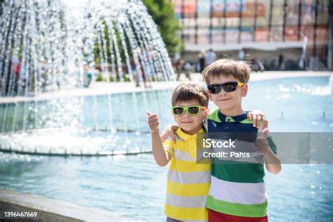 Gyermek gumicsizmában játszik a pocsolyában