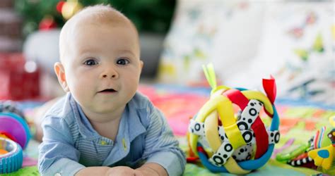 Kisbaba labdával játszik