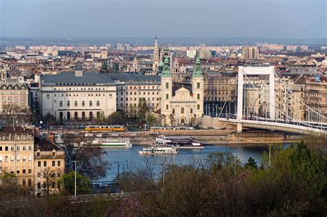 Budapest belvárosi utcája üzletekkel és lakóépületekkel