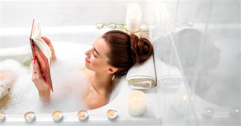 Nő relaxál egy forró fürdőben