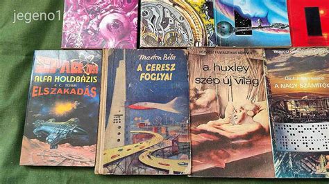 Régi sci-fi könyvek borítóinak kollázsa