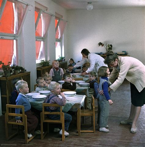 gyermekek ergonomikus széken ülnek az asztalnál