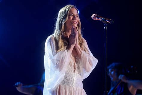 Mac, a countryénekesnő koncert közben