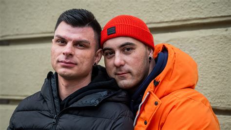 Családtagok egy roma otthonban