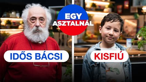 Gyerekek étkeznek egy bölcsődei asztalnál