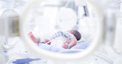 Koraszülött baba az inkubátorban