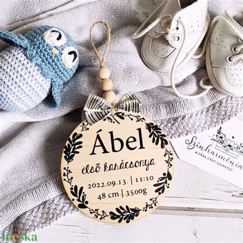 Baba első lépéseit teszi szülei között