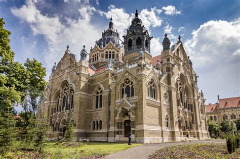 Domaháza történelmi épületei, például a templom