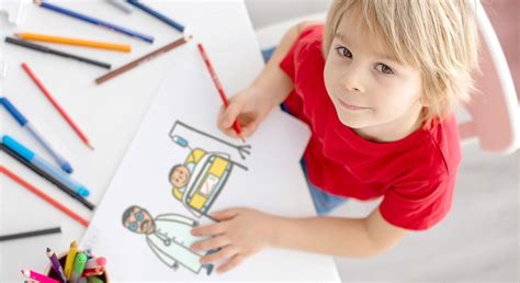 Gyermek firkál papírra ceruzával