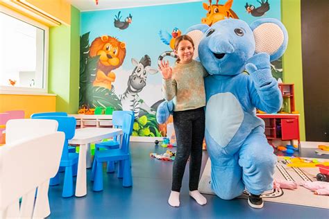 A gyermekbarát meghallgatószobák illusztrációja és kialakítási tervei
