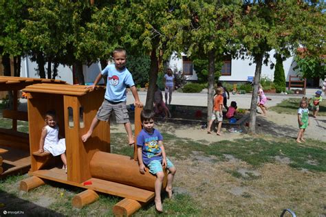 Gyermekek játszanak az óvodai udvaron