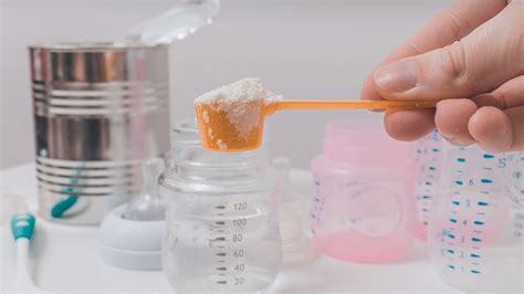 Csecsemő tápszeres üveggel