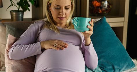 Kismama ultrahangon, a magzat mozgását figyelve