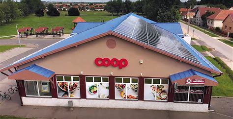 A Coop üzletlánc logója és egy modern üzlet külső képe