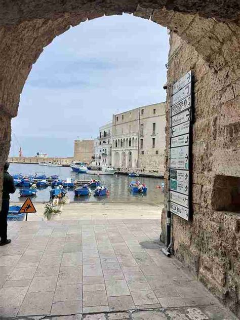 Monopoli óvárosának jellegzetes utcája, ahol a helyiek kávéznak és beszélgetnek