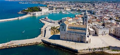 Helyi halászok Monopoli kikötőjében