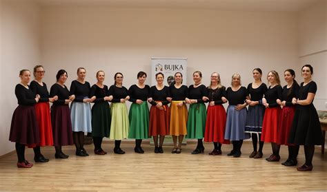 Néptánccsoport előadás közben
